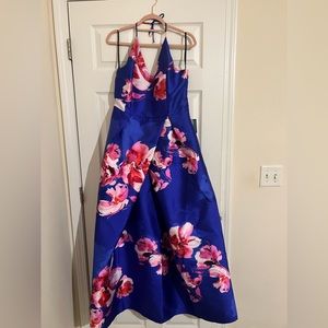 Royal blue with pink flowers
Satin look- NWT
Full pleated skirt
V neck bust